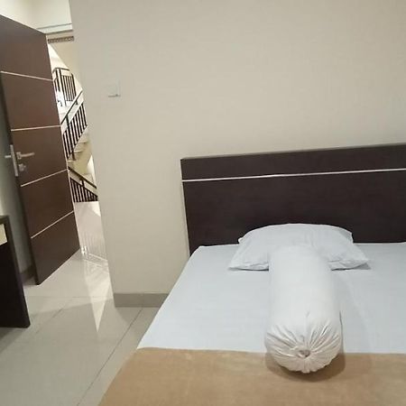 Hotel Giant Kost Tangerang Exteriér fotografie